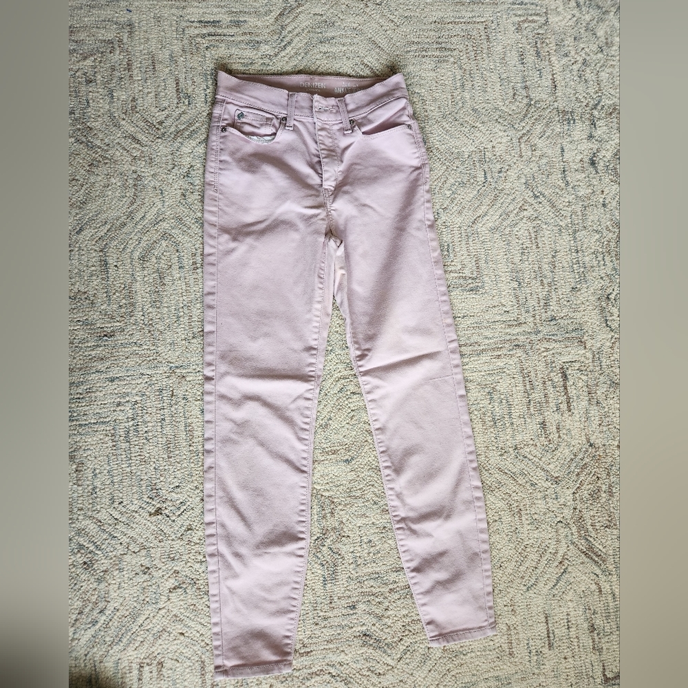 Girls pink pants.